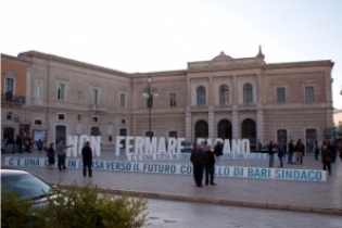 Piazza Ciaia con grandi scritte